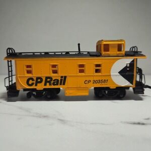 Bachmann Caboose-Off Center Cupola CP Rail #203581, HO Train